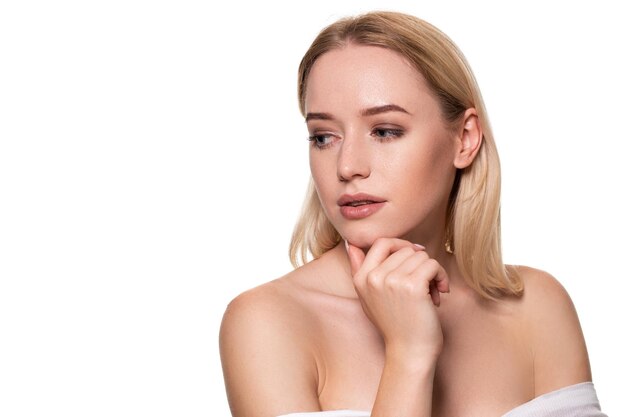 Schönes Gesicht der jungen blonden Frau mit sauberer, frischer Haut und natürlichem Make-up auf weißem Hintergrund. Modell ohne Make-up. Nackt