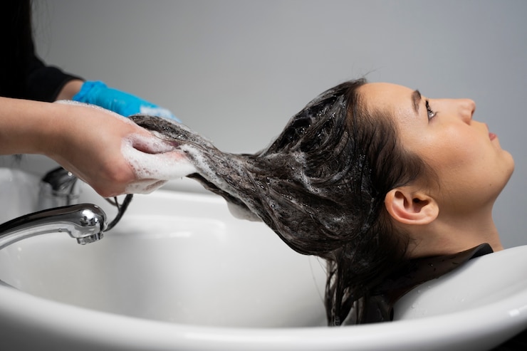 Kostenlose Foto schönes haar im prozess der keratinbehandlung