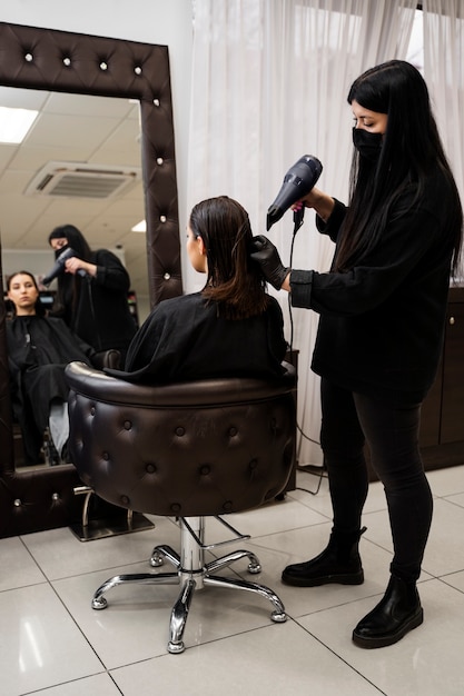 Kostenloses Foto schönes haar im prozess der keratinbehandlung