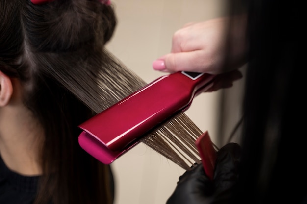 Kostenloses Foto schönes haar im prozess der keratinbehandlung