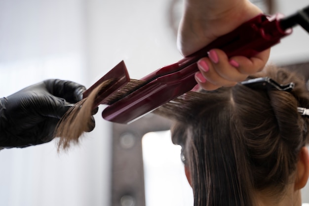 Schönes Haar im Prozess der Keratinbehandlung