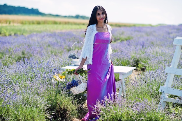 Schönes indisches Mädchen tragen Saree Indien traditionelles Kleid in lila Lavendelfeld