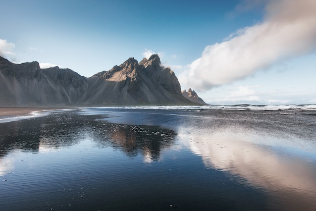 Schönes jokularlon ake mit hintergrund des berges und des blauen himmels, island-jahreszeitlandschaftshintergrund