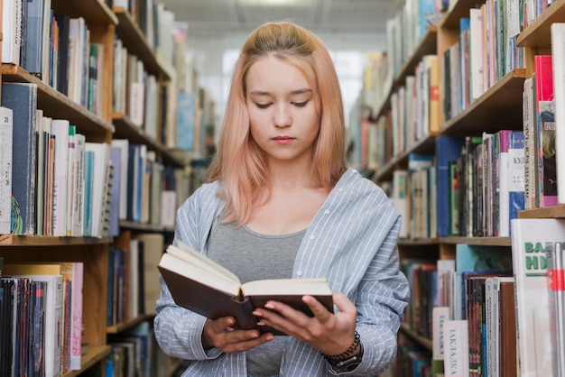 Schönes Jugendlichlesebuch zwischen Bücherschränken