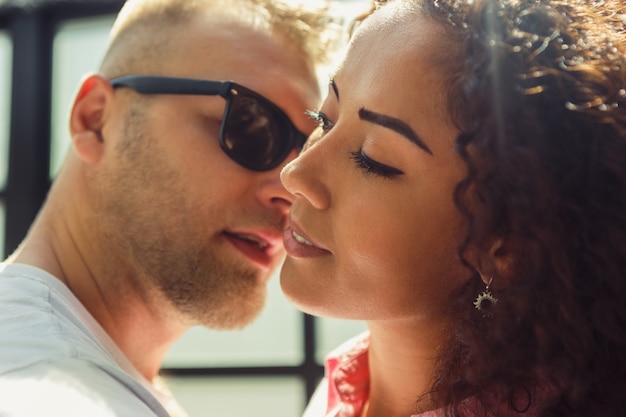 Schönes junges Liebespaar. Mann und Frau verliebt. Mädchen und Freund zusammen.