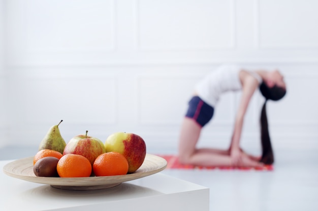 Schönes junges Mädchen, das Yoga tut