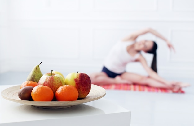 Kostenloses Foto schönes junges mädchen, das yoga tut