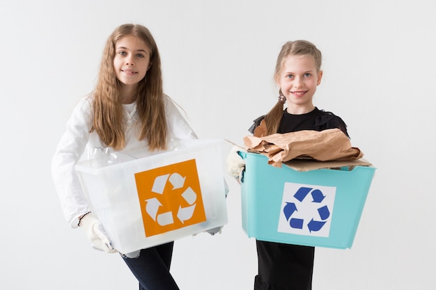 Schönes junges Mädchen glücklich zu recyceln