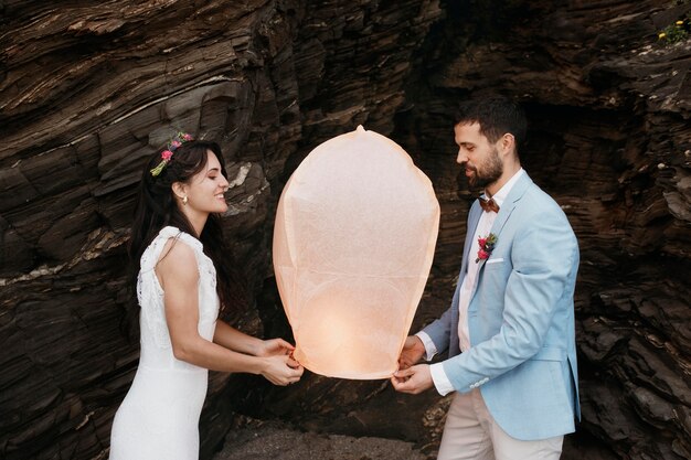 Schönes junges Paar, das ihre Hochzeit am Strand hat
