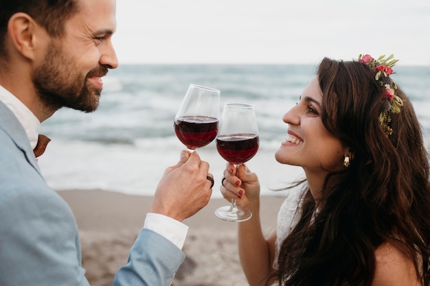 Kostenloses Foto schönes junges paar, das ihre hochzeit am strand hat