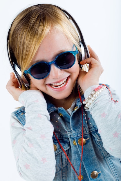 Schönes Kind hört Musik mit digitaler Tablette.