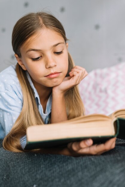 Schönes kleines Mädchen, ein Buch zu lesen