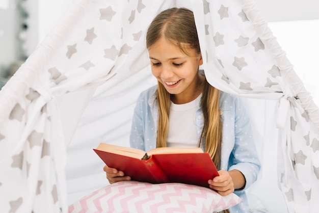 Schönes kleines Mädchen, ein Buch zu lesen
