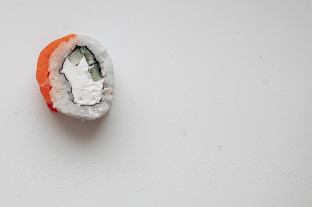 Kostenloses Foto schönes leckeres sushi sushi-lieferung werbung für sushi-rollen aus fisch und käse