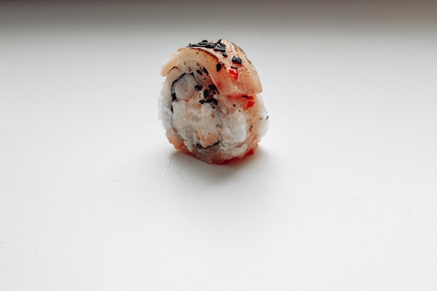 Kostenloses Foto schönes leckeres sushi sushi-lieferung werbung für sushi-rollen aus fisch und käse