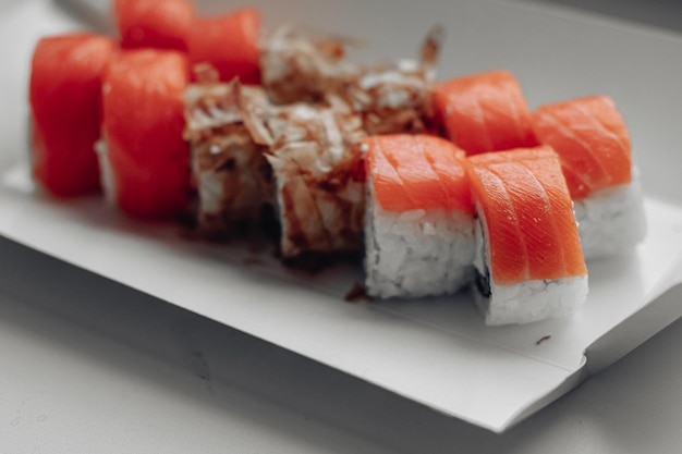 Kostenloses Foto schönes leckeres sushi sushi-lieferung werbung für sushi-rollen aus fisch und käse