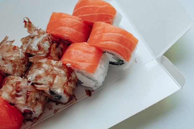 Schönes leckeres Sushi Sushi-Lieferung Werbung für Sushi-Rollen aus Fisch und Käse