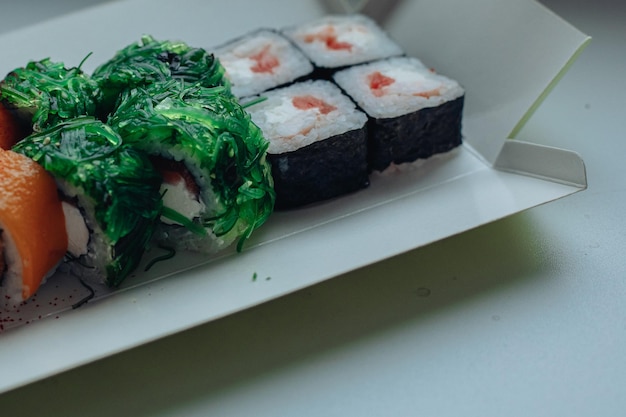 Kostenloses Foto schönes leckeres sushi sushi-lieferung werbung für sushi-rollen aus fisch und käse