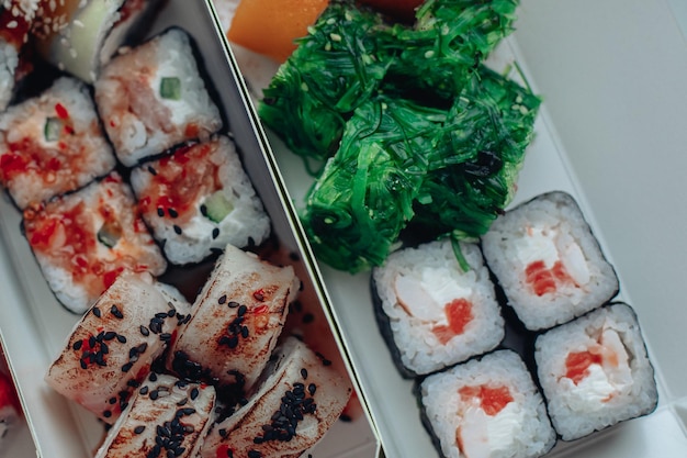 Schönes leckeres Sushi Sushi-Lieferung Werbung für Sushi-Rollen aus Fisch und Käse