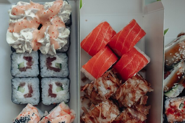 Schönes leckeres Sushi Sushi-Lieferung Werbung für Sushi-Rollen aus Fisch und Käse