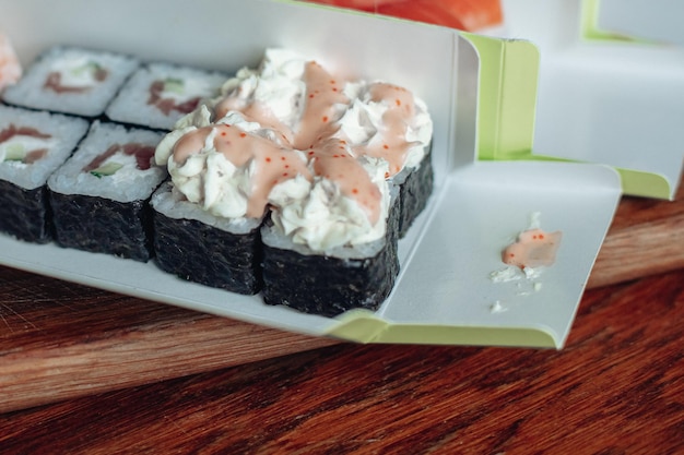 Schönes leckeres Sushi Sushi-Lieferung Werbung für Sushi-Rollen aus Fisch und Käse