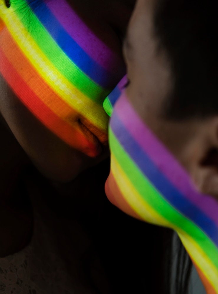 Kostenlose Foto schönes lesbisches paar mit lgbt symbol