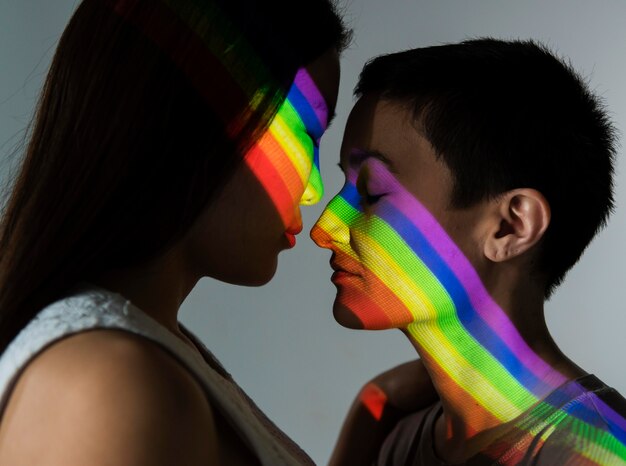 Schönes lesbisches Paar mit lgbt Symbol