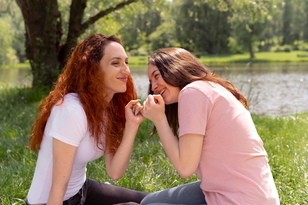 Kostenloses Foto schönes lgbt-paar, das zeit zusammen im park verbringt