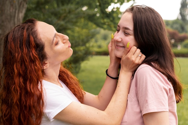 Schönes lgbt-paar, das zeit zusammen im park verbringt