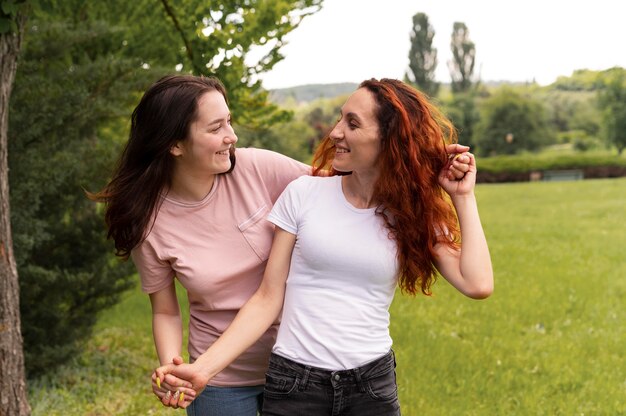Schönes LGBT-Paar, das Zeit zusammen im Park verbringt