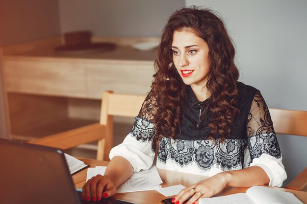 Schönes Mädchen arbeitet im Büro