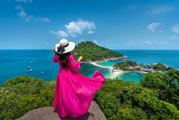 Schönes Mädchen, das auf Aussichtspunkt bei Koh Nangyuan-Insel nahe Koh Tao-Insel, Surat Thani in Thailand steht