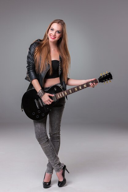 Schönes Mädchen, das Gitarre spielt