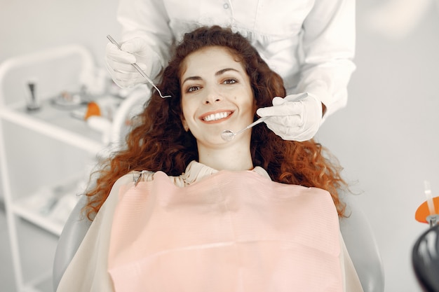 Schönes Mädchen, das in der Zahnarztpraxis sitzt