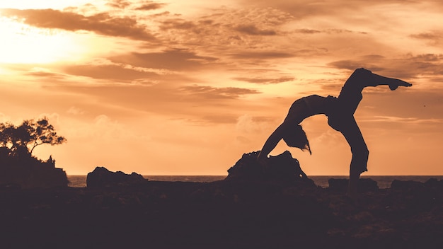 schönes Mädchen, das Yoga tut