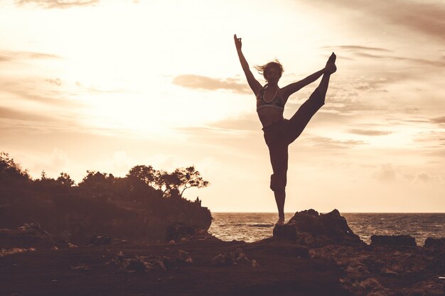 schönes Mädchen, das Yoga tut