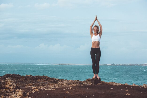 schönes Mädchen, das Yoga tut