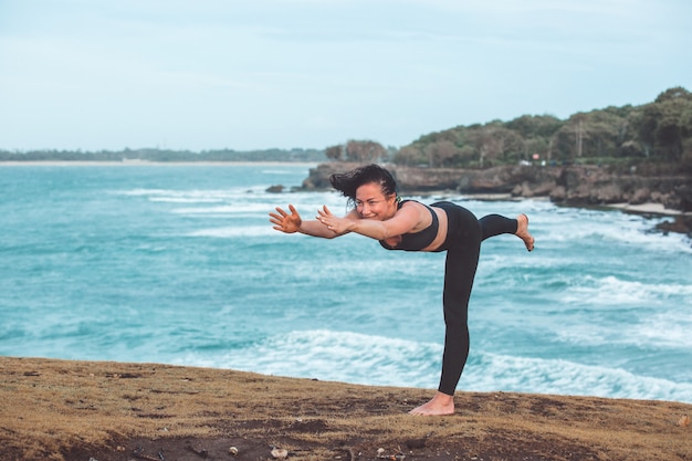 schönes Mädchen, das Yoga tut