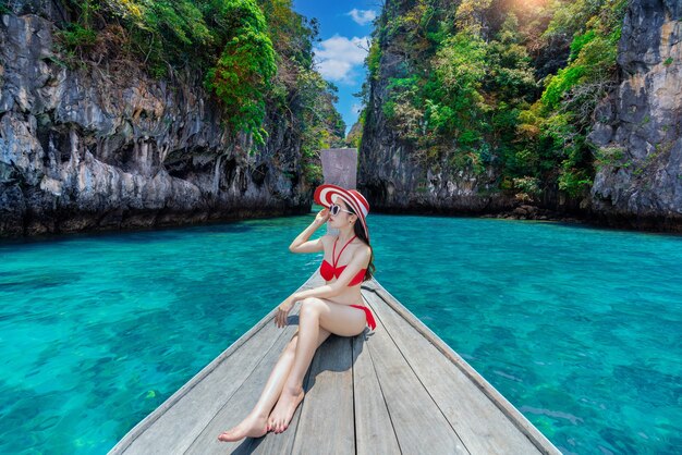 Schönes Mädchen im roten Bikini auf dem Boot bei Koh Hong Island, Thailand.