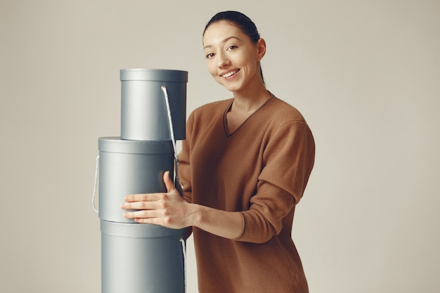 Schönes Mädchen in einem Studio mit Geschenken