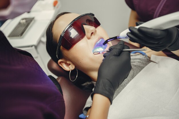 Schönes Mädchen in einem Zahnarzt