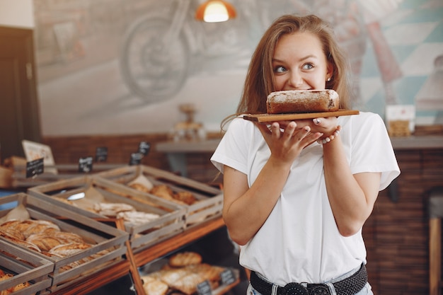 Schönes Mädchen kauft Brötchen in der Bäckerei