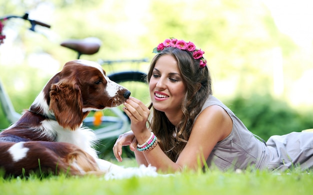 Schönes mädchen mit einem hund