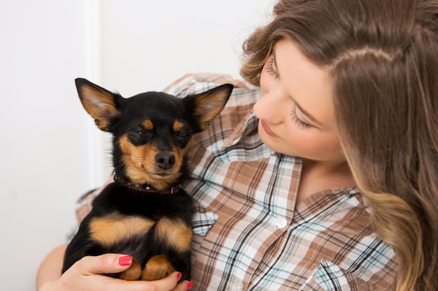 Schönes Mädchen mit Hund