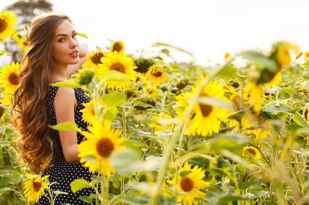 Schönes Mädchen mit Sonnenblumen