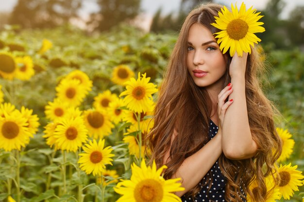 Schönes Mädchen mit Sonnenblumen