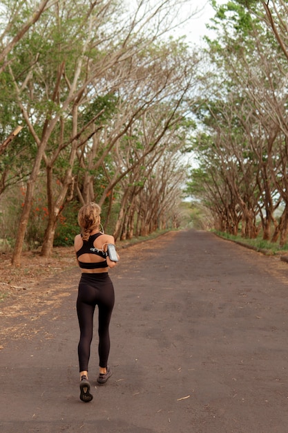 Schönes Mädchen treibe Sport. Herbst. bali