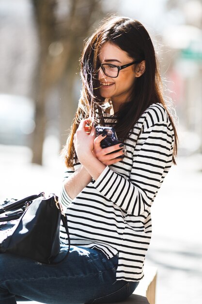 Schönes Model in Brille sitzt