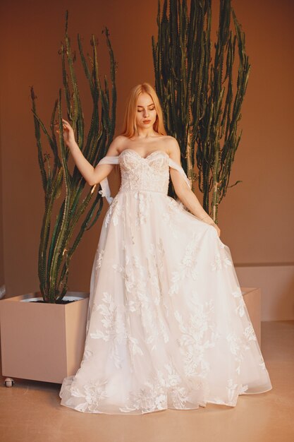 Schönes Modell mit Braut Make-up und Frisur im Hochzeitsspitzenkleid.
