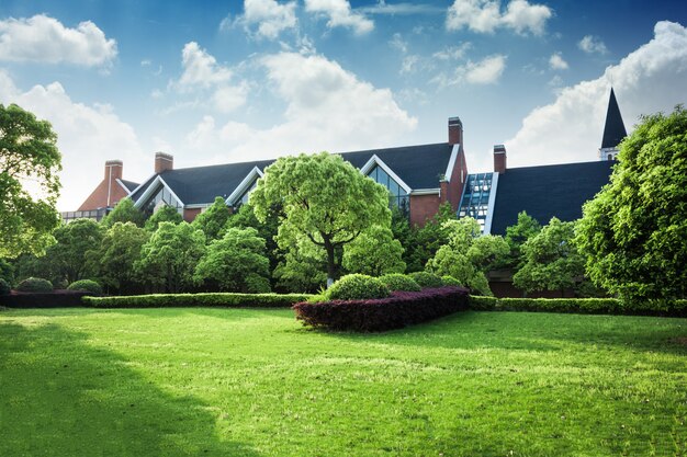 Schönes modernes Haus in Zement, Blick aus dem Garten.